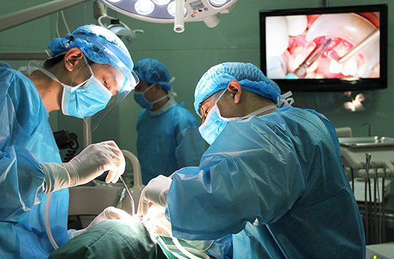 美国UCLA教授现场直播四台种植手术