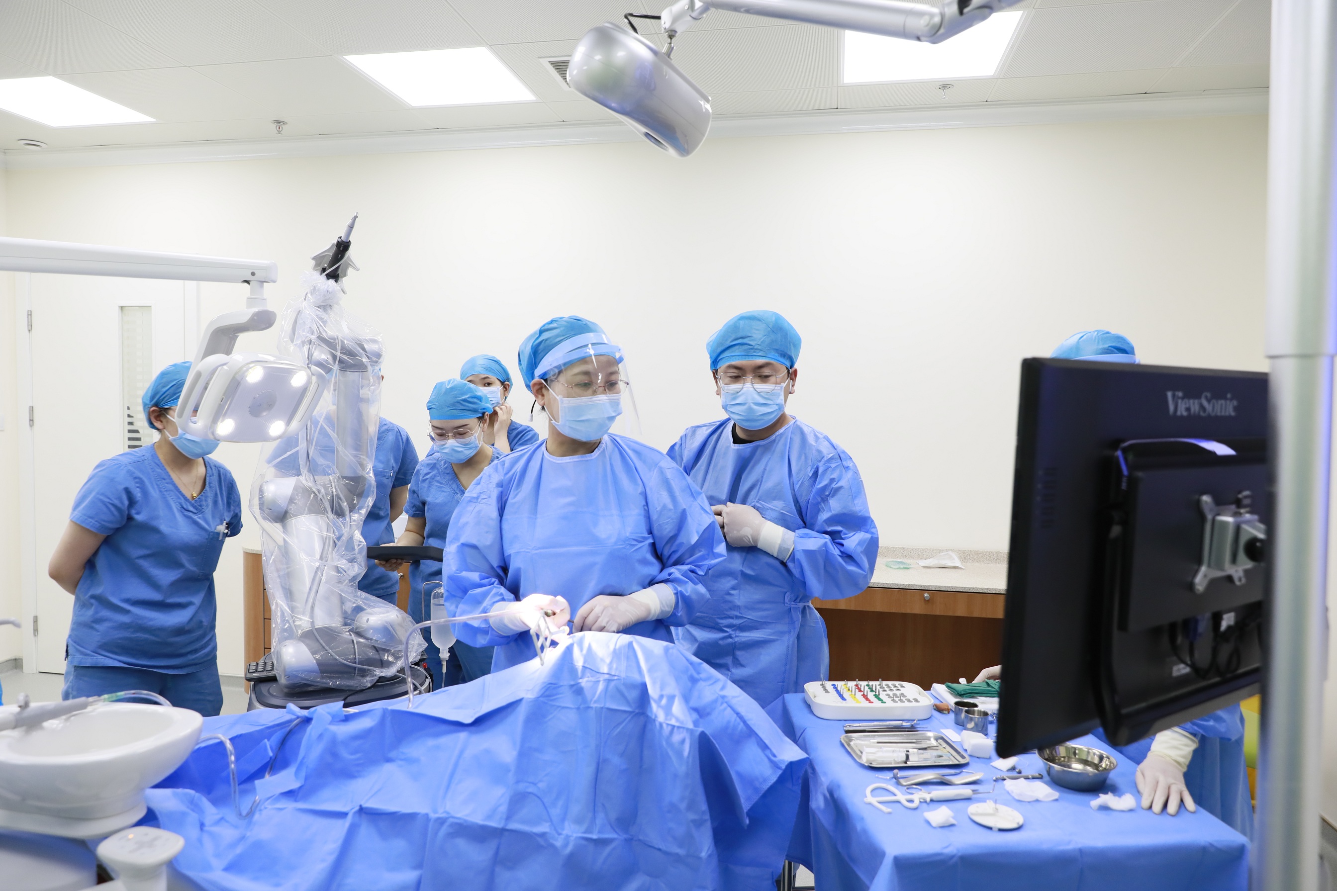 两例口腔种植机器人辅助手术在医院顺利开展