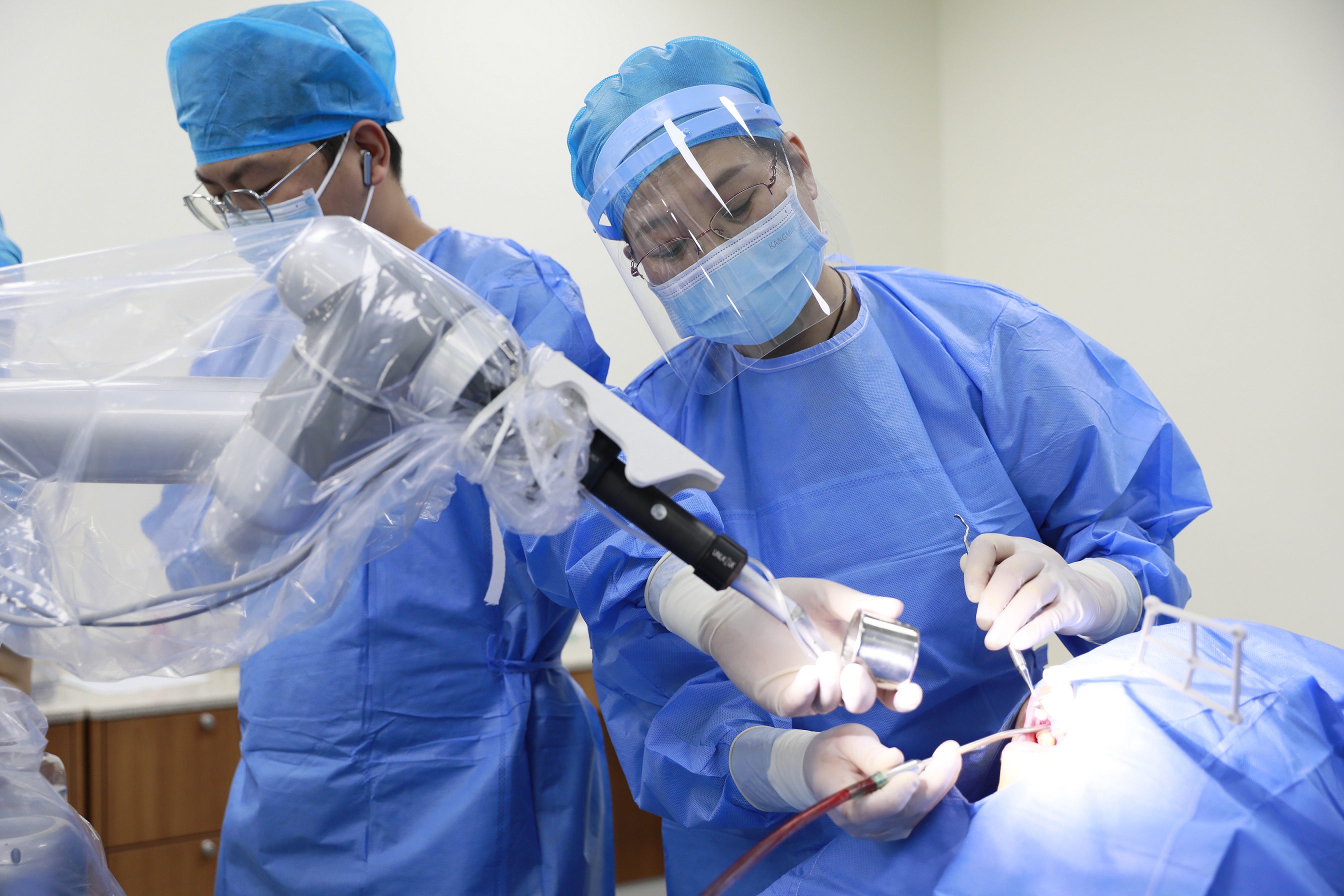 两例口腔种植机器人辅助手术在医院顺利开展